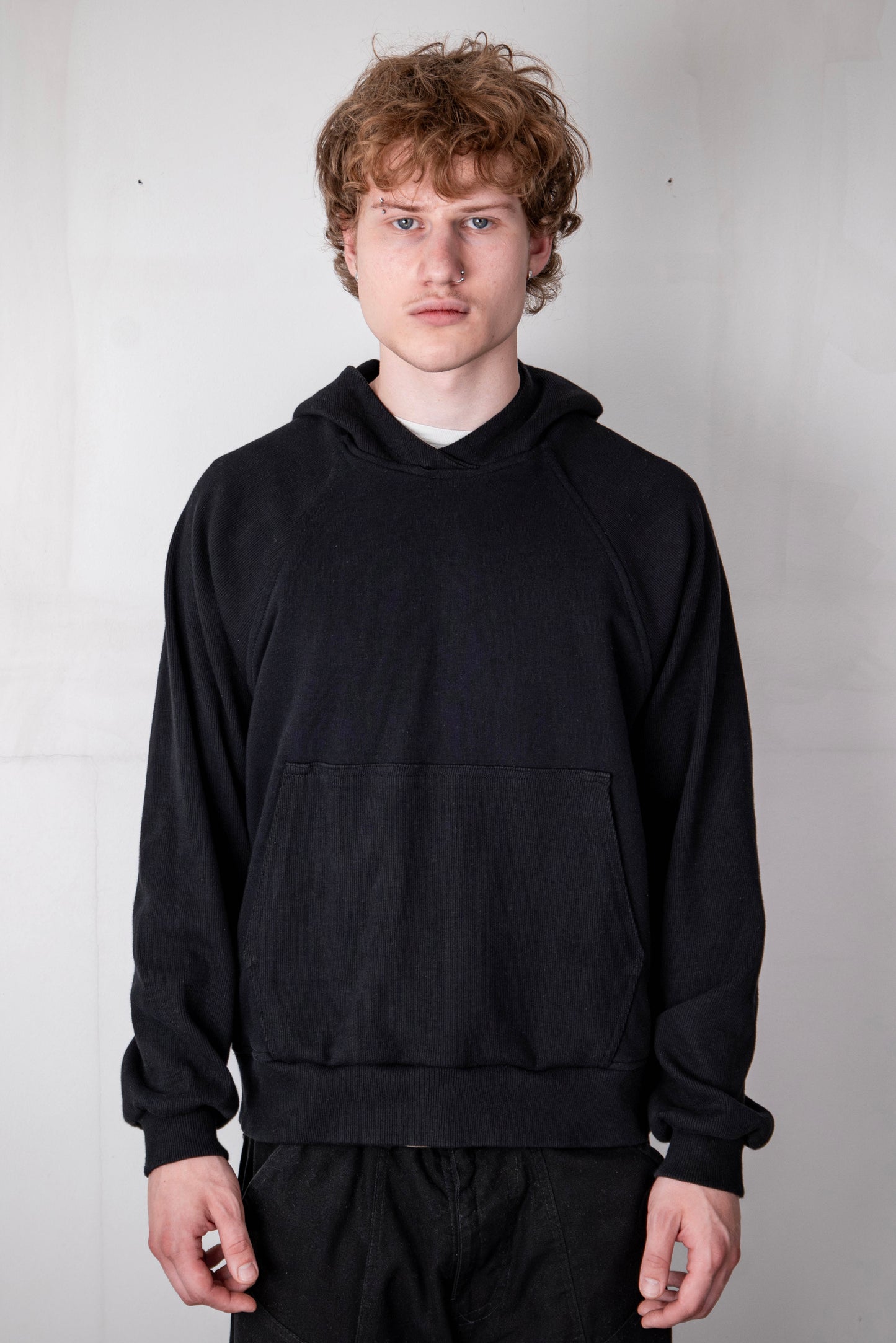 BLACK RAGLAN RIBBING HOODIE