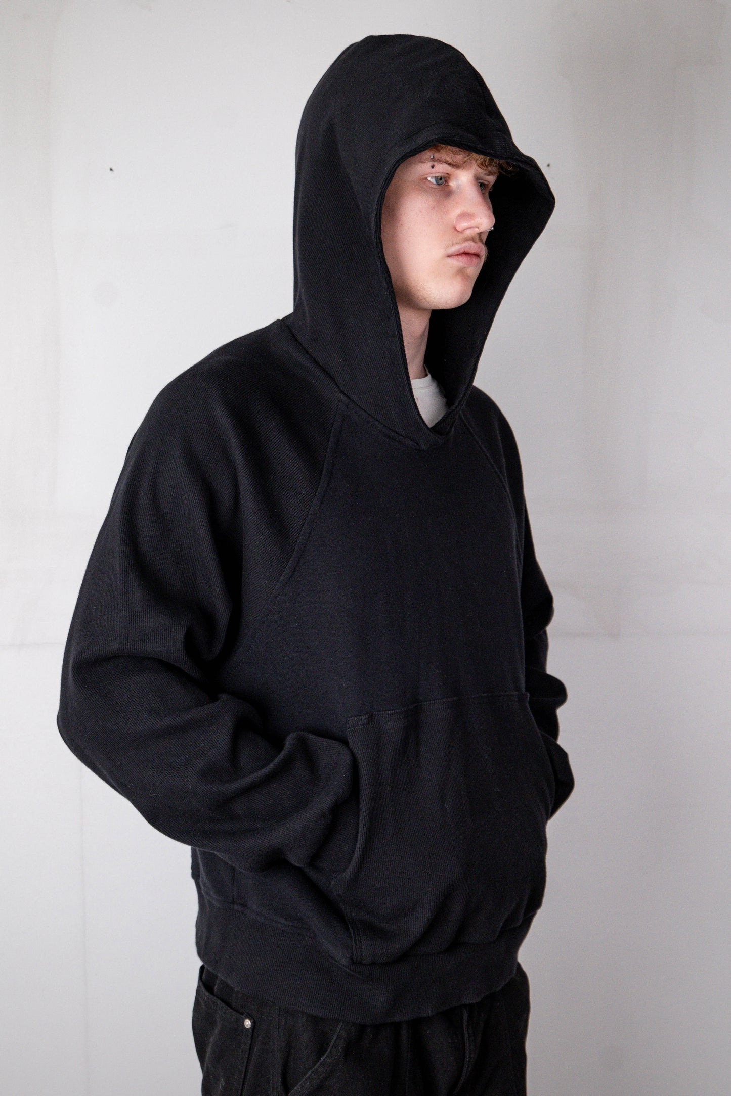 BLACK RAGLAN RIBBING HOODIE