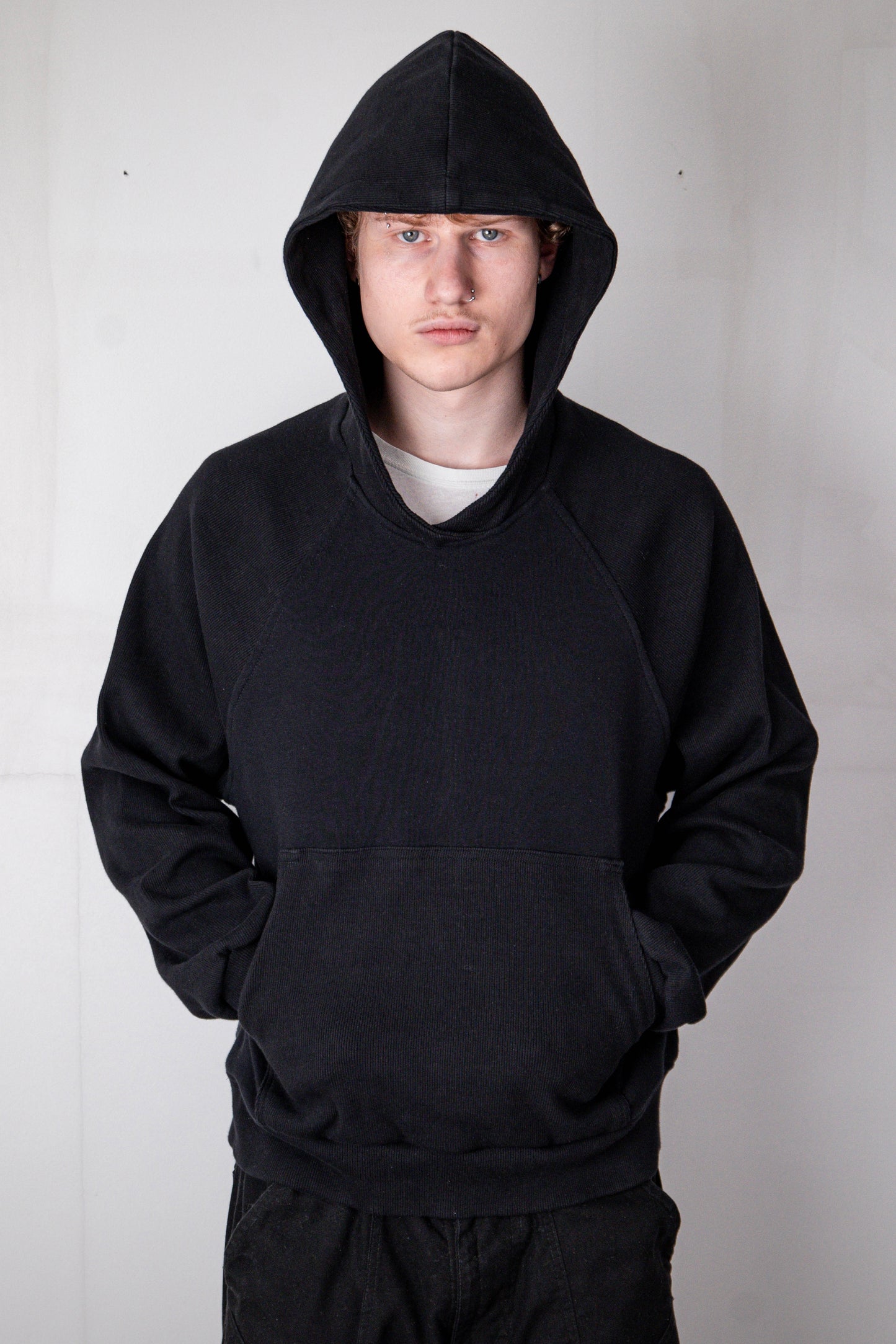 BLACK RAGLAN RIBBING HOODIE
