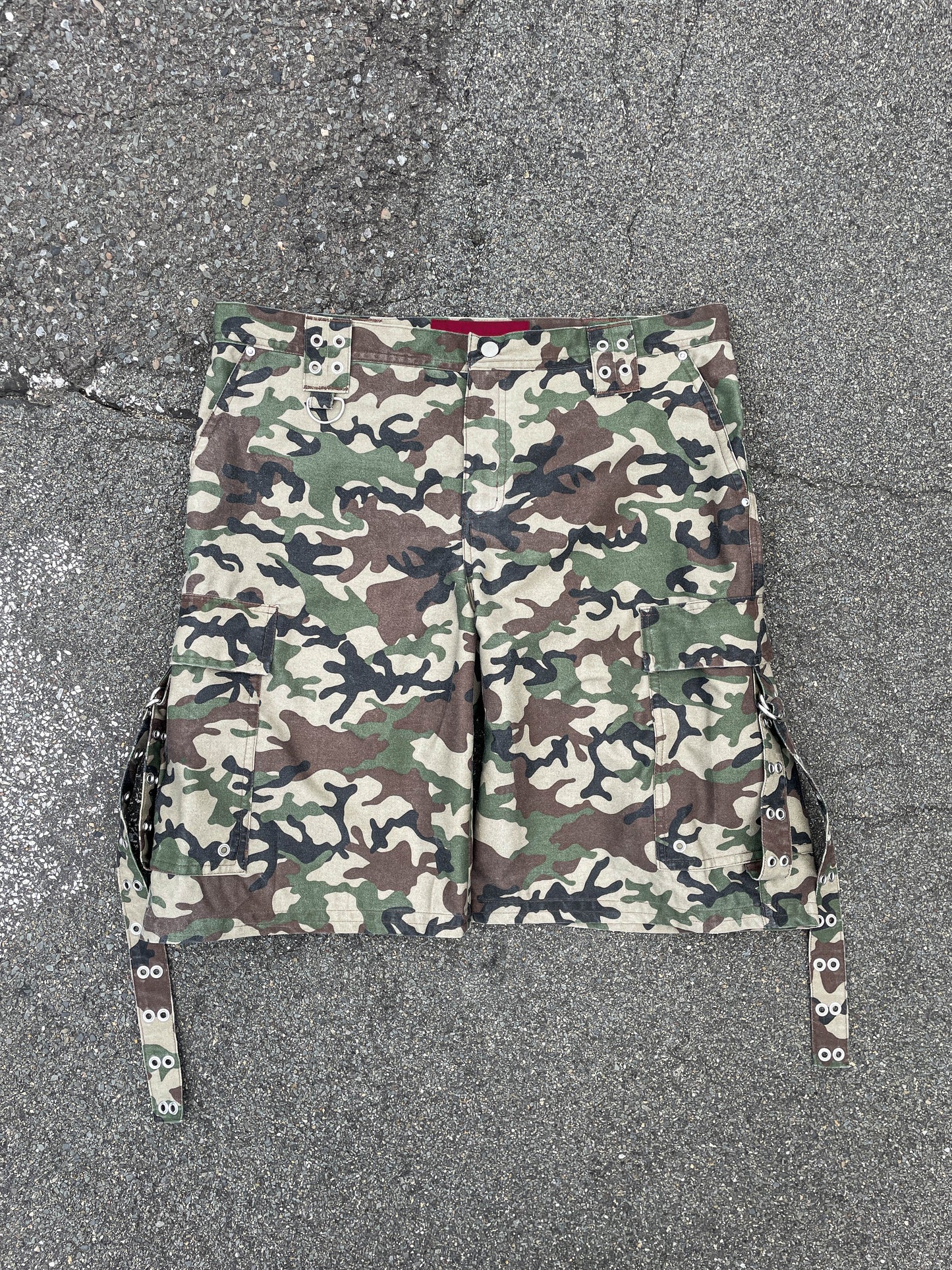 CAMO STRAP CARGO SHORTS