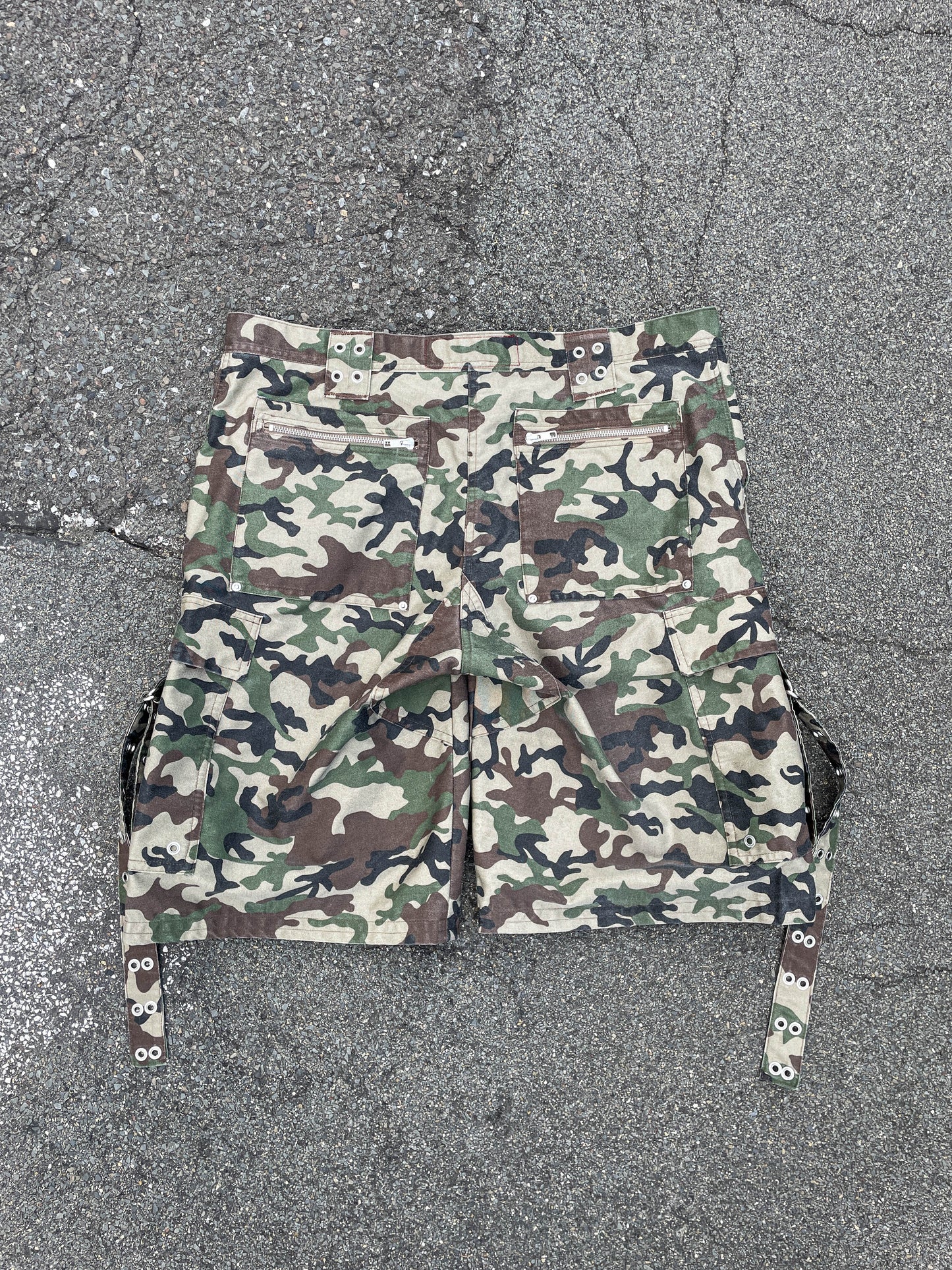 CAMO STRAP CARGO SHORTS