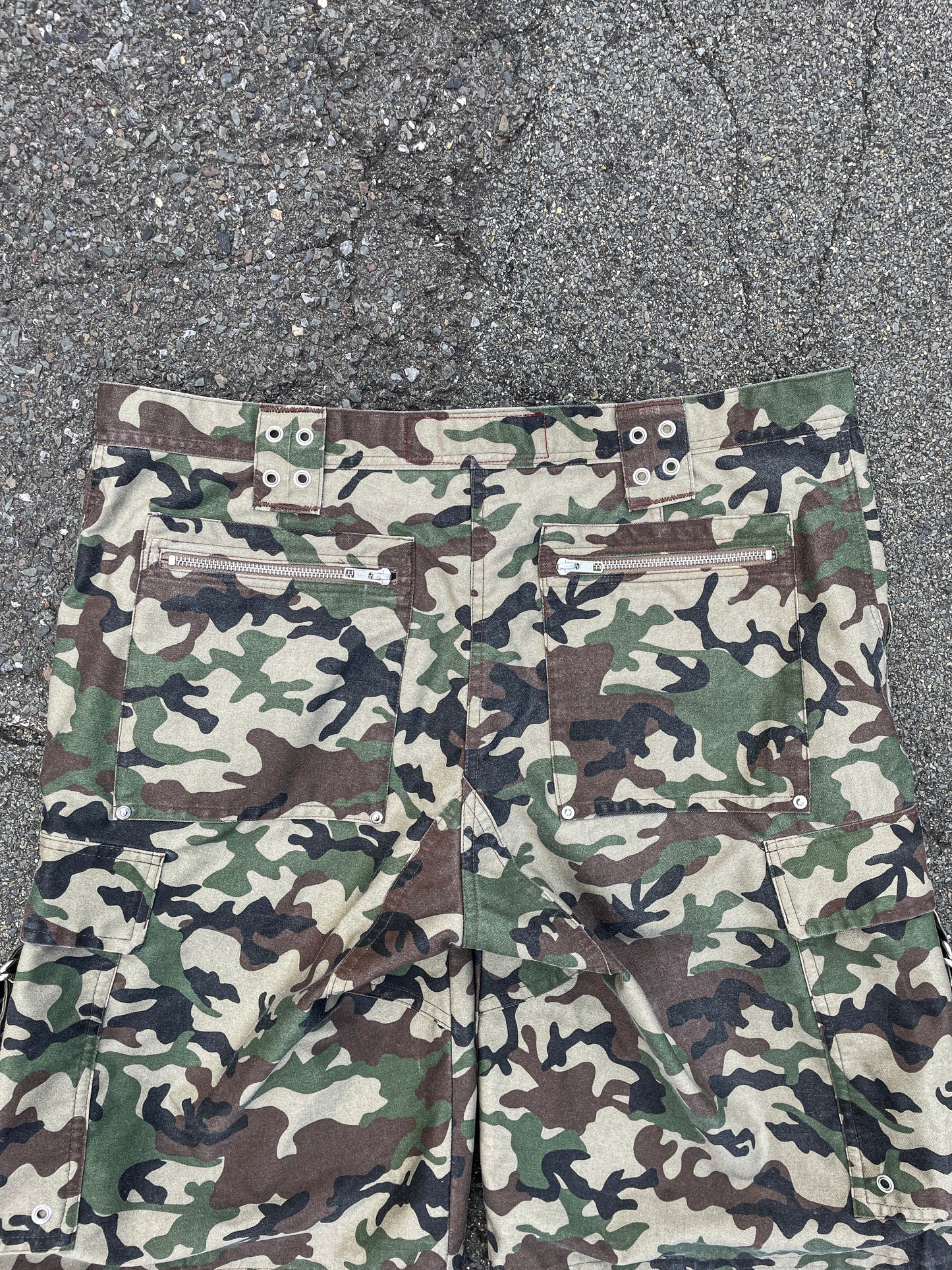 CAMO STRAP CARGO SHORTS