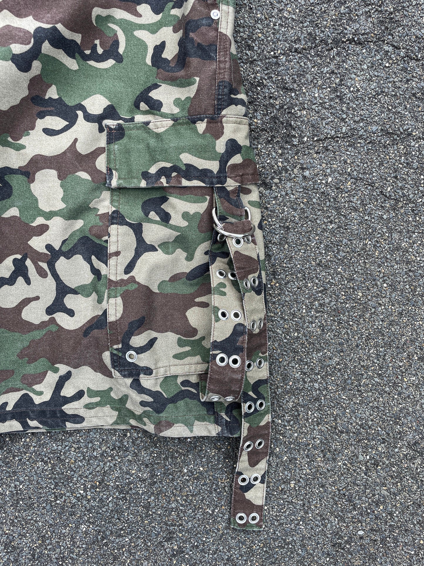 CAMO STRAP CARGO SHORTS